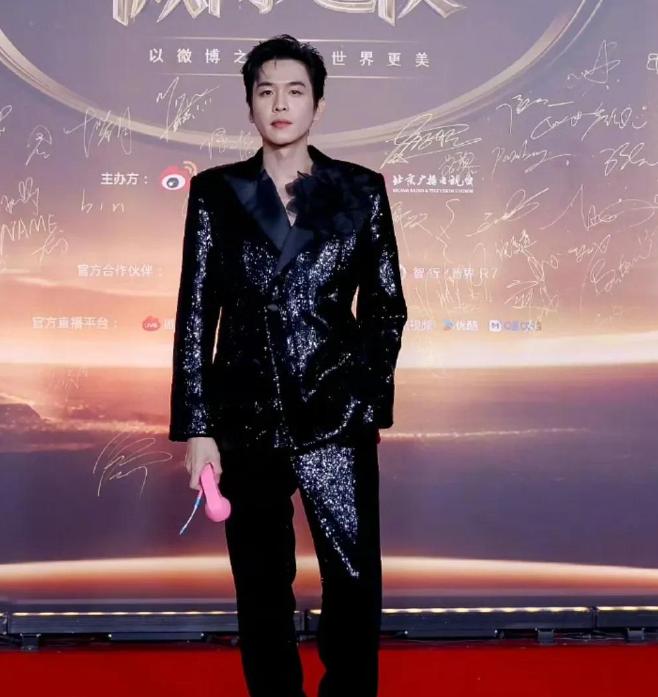 吊顶金边线条用什么材料好_明星曾舜晞健身_三国志战略版军团攻城
