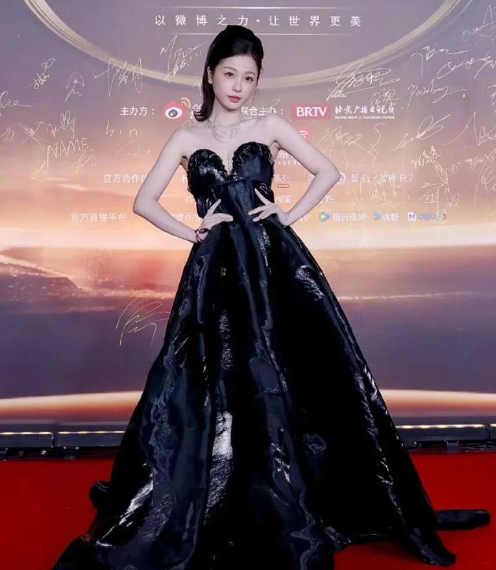 三国志战略版军团攻城_吊顶金边线条用什么材料好_明星曾舜晞健身