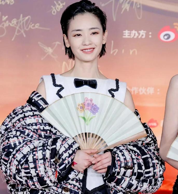 明星曾舜晞健身_三国志战略版军团攻城_吊顶金边线条用什么材料好