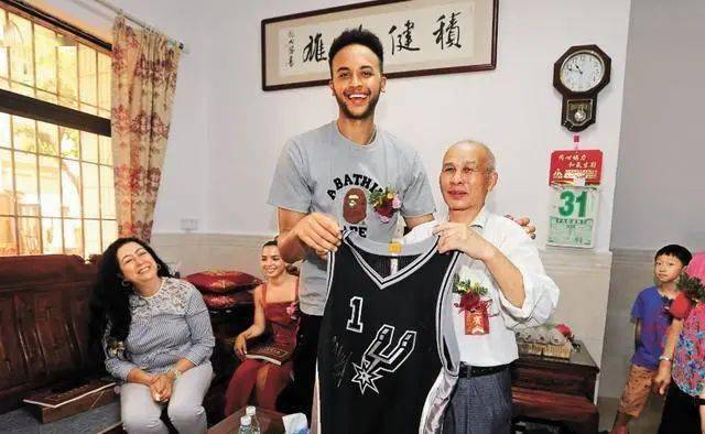 历史有哪些篮球队名字和球员_篮球队球员名字历史有多少_篮球队员的名字有哪些