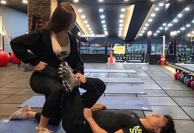 健身食谱减脂_减脂运动健身房教练_hiit减脂健身视频