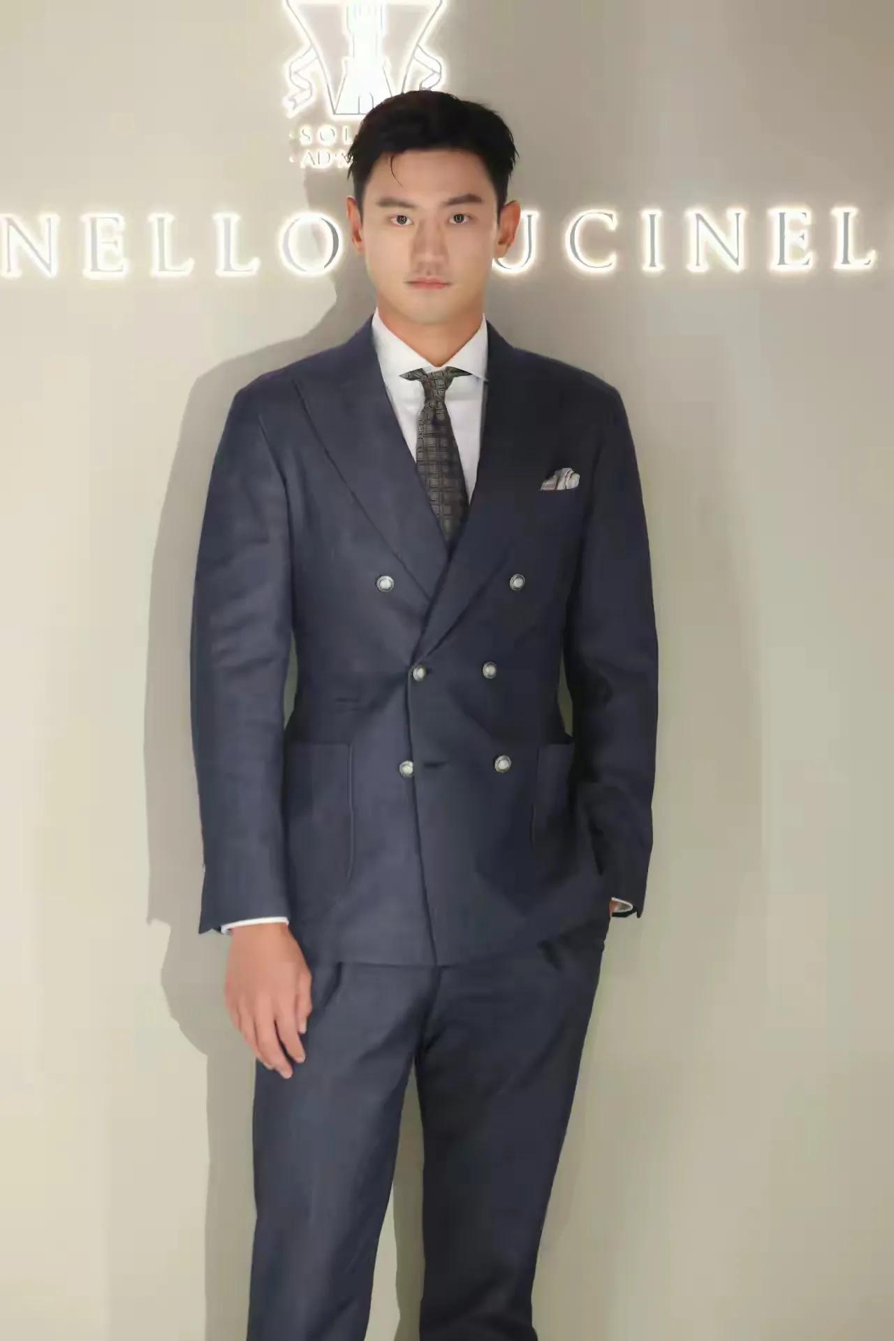 游泳冠军男的_游泳男孩冠军想成为女孩_男孩想成为一名游泳冠军