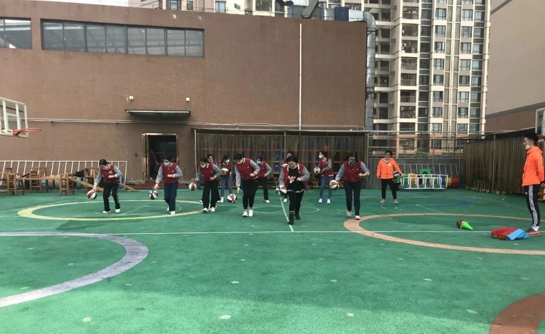 趣味传球篮球技巧教学视频_趣味教学篮球传球技巧_趣味传球游戏规则