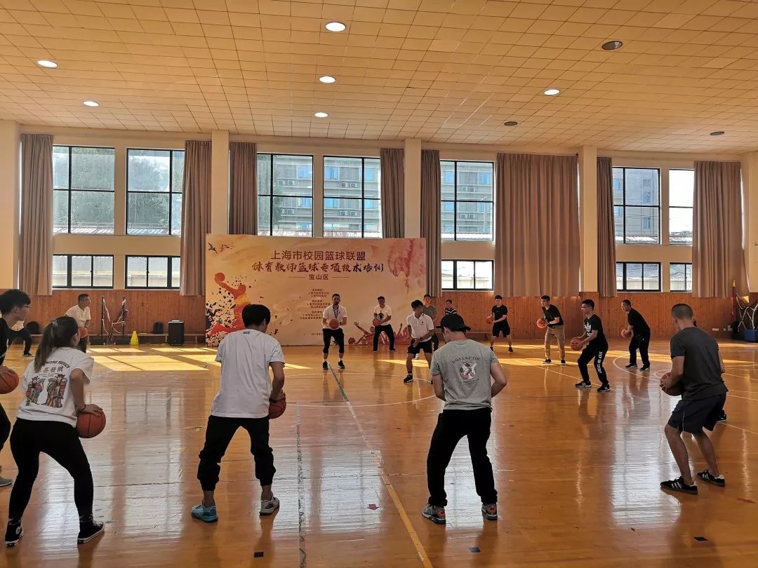 趣味传球篮球技巧教学视频_趣味教学篮球传球技巧_趣味传球篮球技巧教学反思
