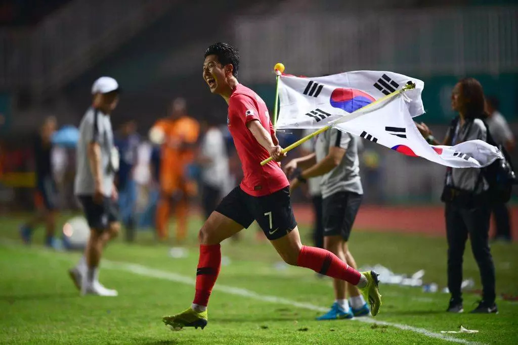 踢足球的冠军_足球赛冠军_不会踢足球的足球冠军