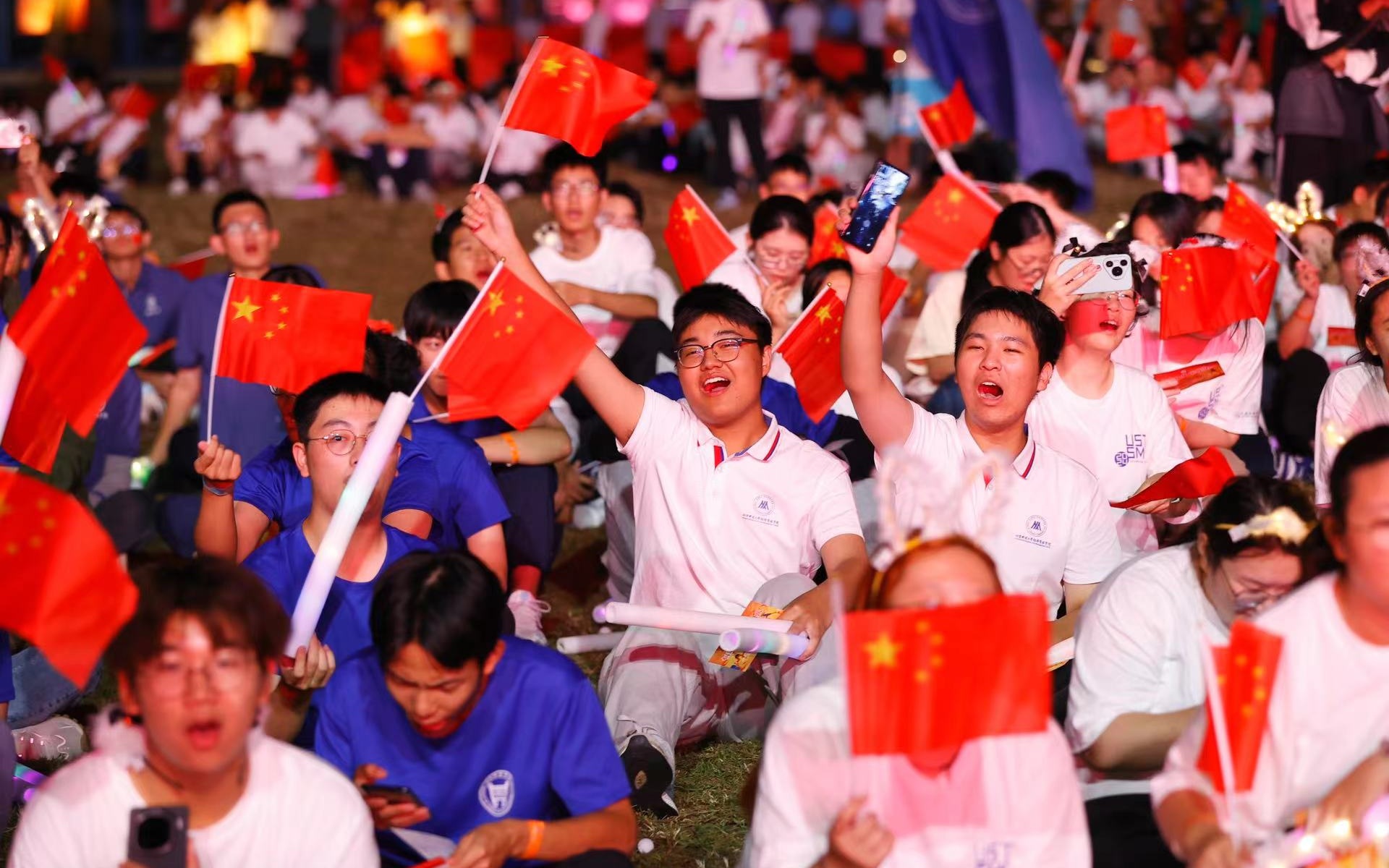 国庆将至，杨秀丽和王宇带领北科大300余师生健身跑